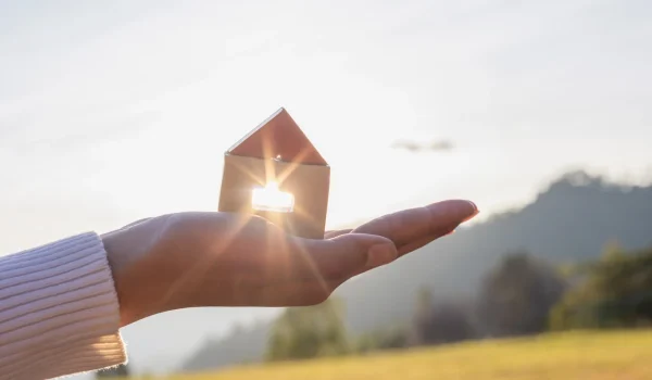 إطلالة على شارع رئيسي ولا داخل كومباوند؟ مقارنة للهدوء والقيمة